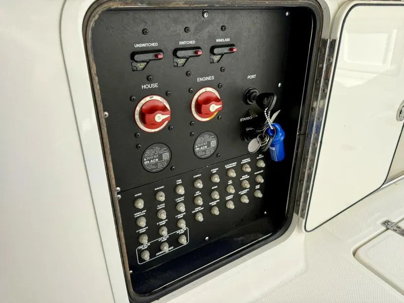 Slide: The Image of 2018 Boston Whaler 330 Outrage - Hem/Electronics - 5936679