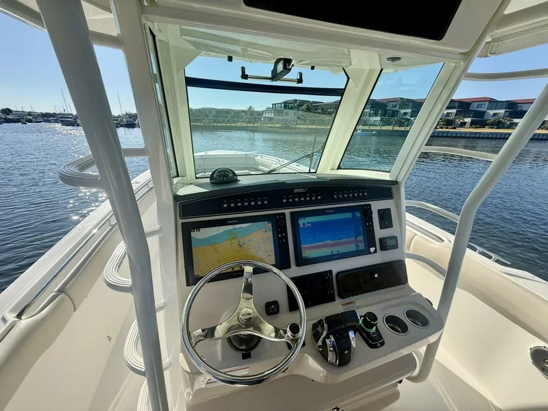 Slide: The Image of 2018 Boston Whaler 330 Outrage - Hem/Electronics - 5936664