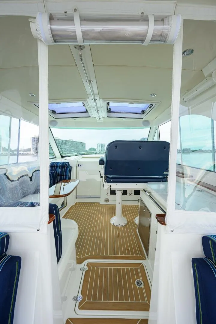 Slide: The Image of Hinckley 40X Renie Vie- Salon/Helm 2022 Hinckley 40X Renie Vee - 5937838