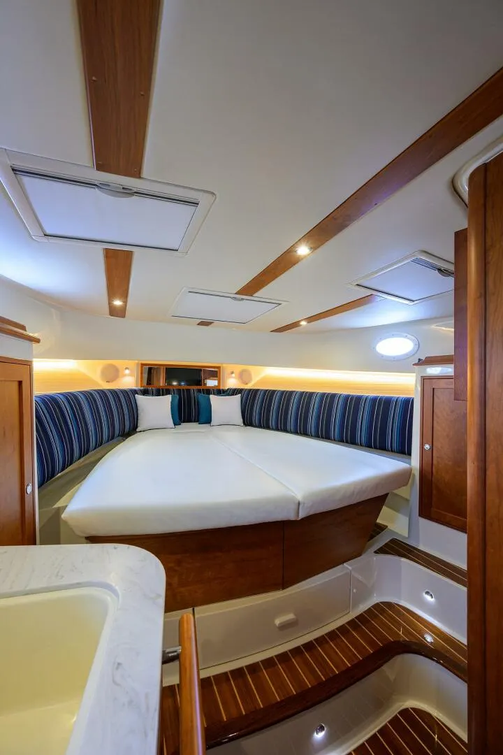 Slide: The Image of Hinckley 40X Renie Vie- Daybed Forward 2022 Hinckley 40X Renie Vee - 5937859