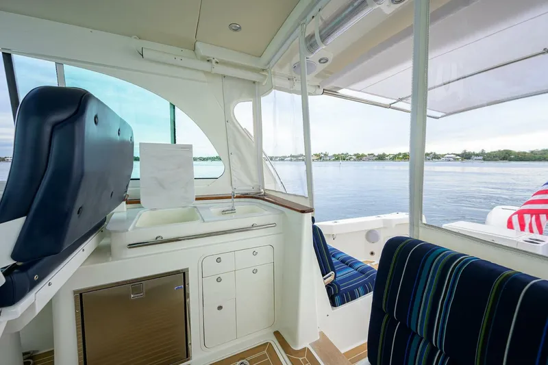 Slide: The Image of Hinckley 40X Renie Vie- Salon/Helm 2022 Hinckley 40X Renie Vee - 5937839