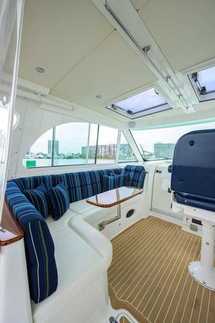 Slide: The Image of Hinckley 40X Renie Vie- Salon/Helm 2022 Hinckley 40X Renie Vee - 5937840