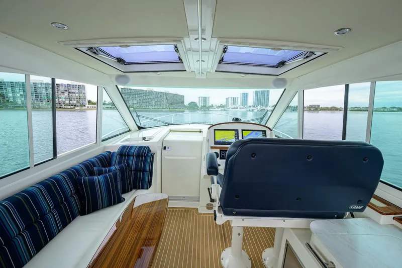 Slide: The Image of Hinckley 40X Renie Vie- Salon/Helm 2022 Hinckley 40X Renie Vee - 5937843