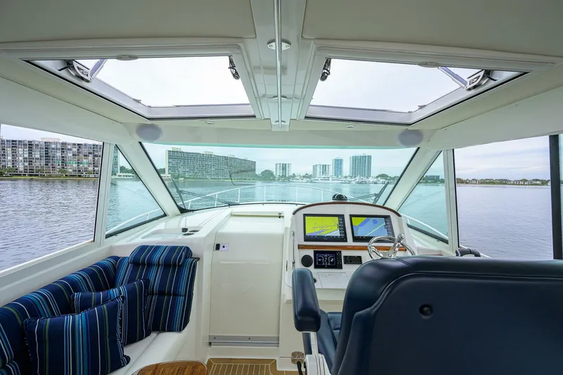 Slide: The Image of Hinckley 40X Renie Vie- Salon/Helm 2022 Hinckley 40X Renie Vee - 5937847