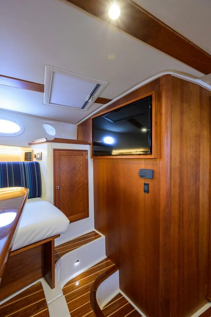 Slide: The Image of Hinckley 40X Renie Vie-TV/Storage 2022 Hinckley 40X Renie Vee - 5937856