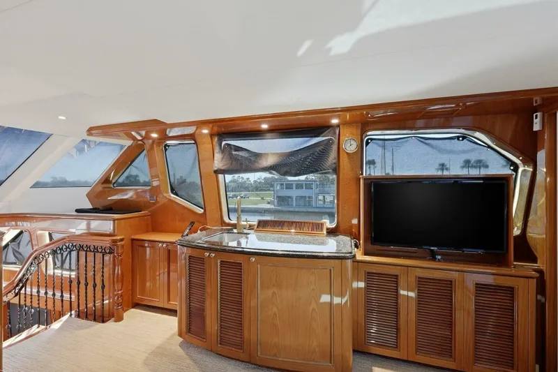 Slide: The Image of Cheoy Lee 95 FOOTLOOSE - Skybridge Helm Lounge 2008 Cheoy Lee 95
FOOTLOOSE - 5946748