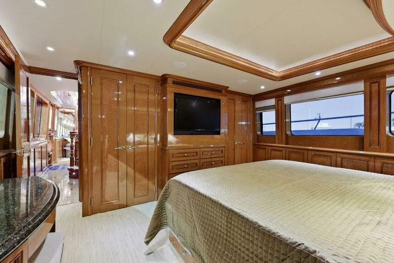 Slide: The Image of Cheoy Lee 95 FOOTLOOSE - Master Stateroom 2008 Cheoy Lee 95
FOOTLOOSE - 7647745