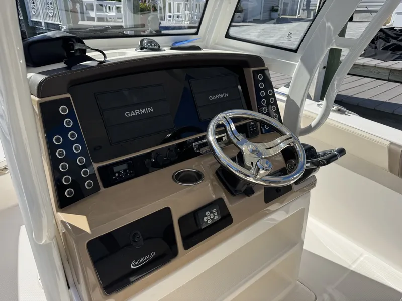 Slide: The Image of Robalo R272 Center Console 2020 - 6114232