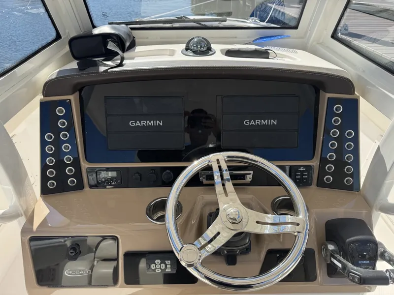 Slide: The Image of Robalo R272 Center Console 2020 - 6114234