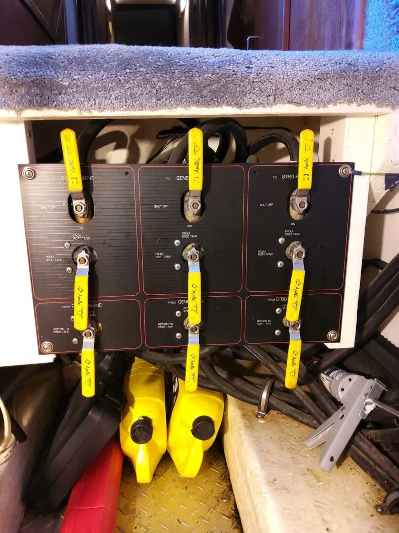 Slide: The Image of Bayliner 4588 Pilothouse Motoryacht 1991 - 5940554