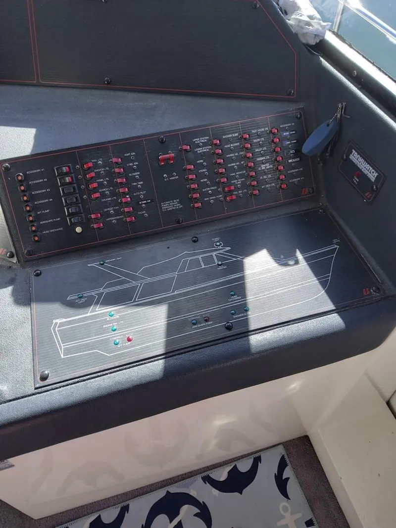 Slide: The Image of Bayliner 4588 Pilothouse Motoryacht 1991 - 5940556