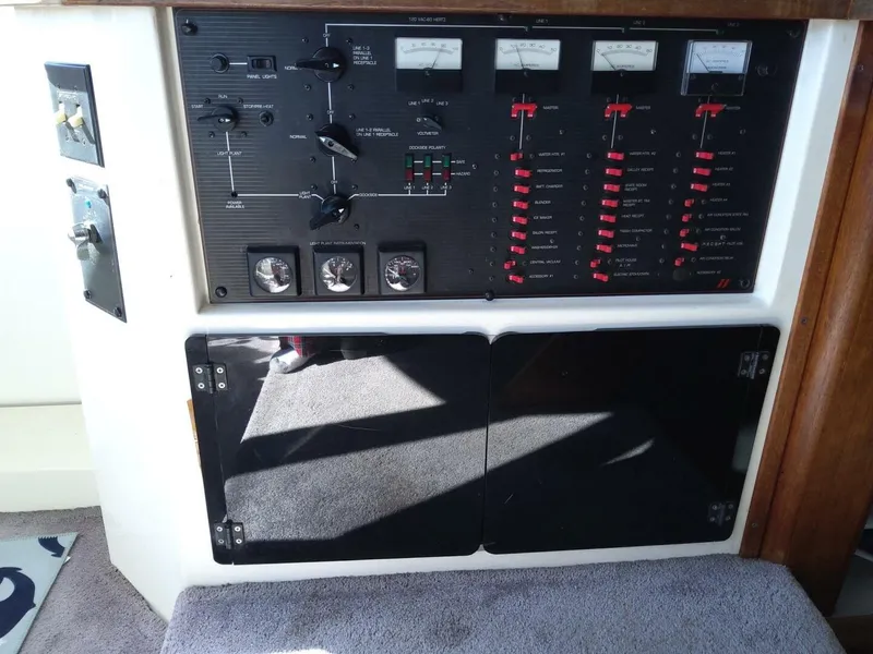 Slide: The Image of Bayliner 4588 Pilothouse Motoryacht 1991 - 5940557