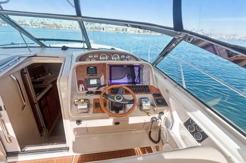 Slide: The Image of 2000 Sea Ray 370 Express Cruiser - 5940657