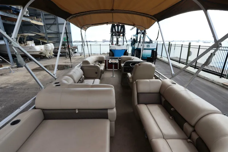 Slide: The Image of Sun Tracker Party Barge 22 DLX 2024 - 5943485