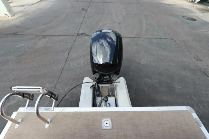 Slide: The Image of Sun Tracker Party Barge 22 DLX 2024 - 5943480