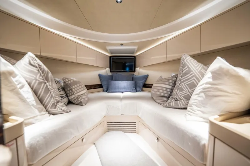 Slide: The Image of Zeelander Z5 2025 - 5943720