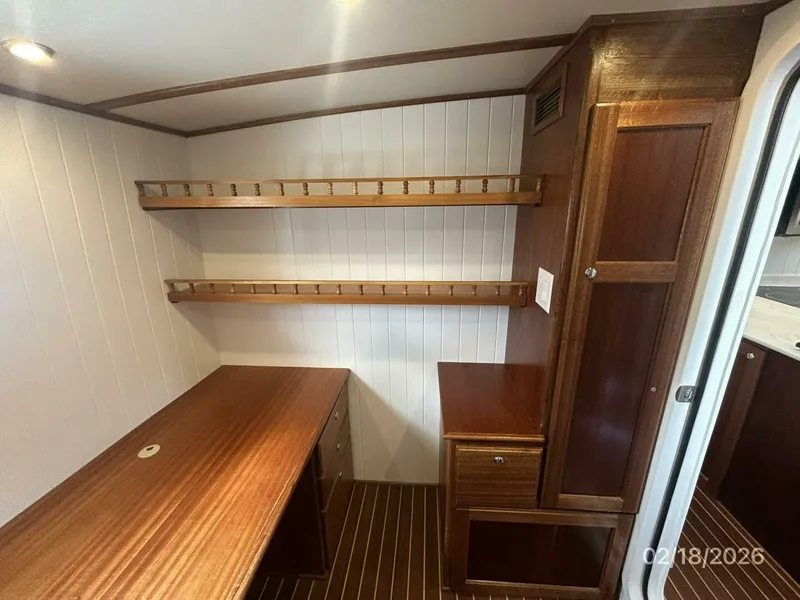 Slide: The Image of 37' Great Harbour port guest-office forward - 5943781