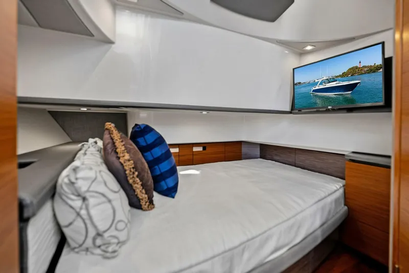 Slide: The Image of Tiara 38 LS 2019 - 5943834