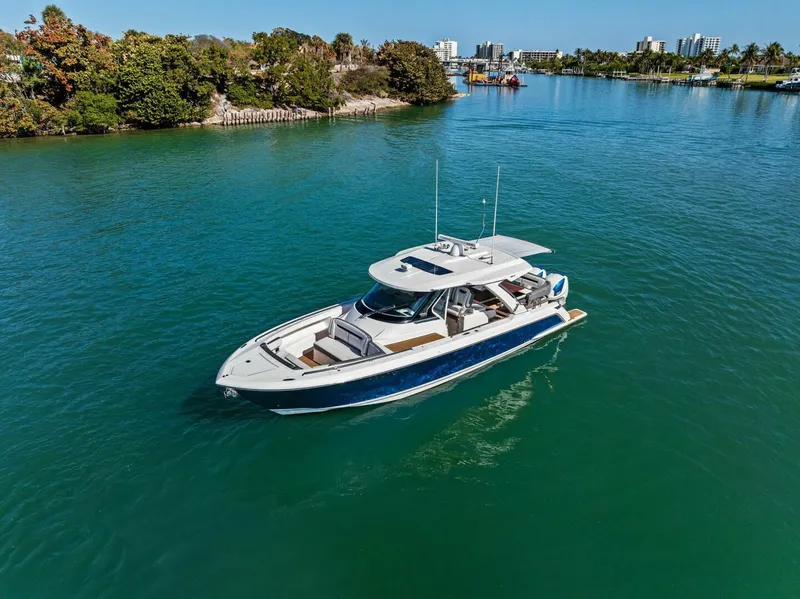 Slide: The Image of Tiara 38 LS 2019 - 5943822