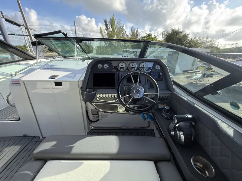 Slide: The Image of Cruisers 338 Outboard 2019 - 7308586