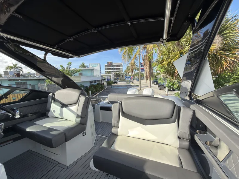 Slide: The Image of Cruisers 338 Outboard 2019 - 7308594