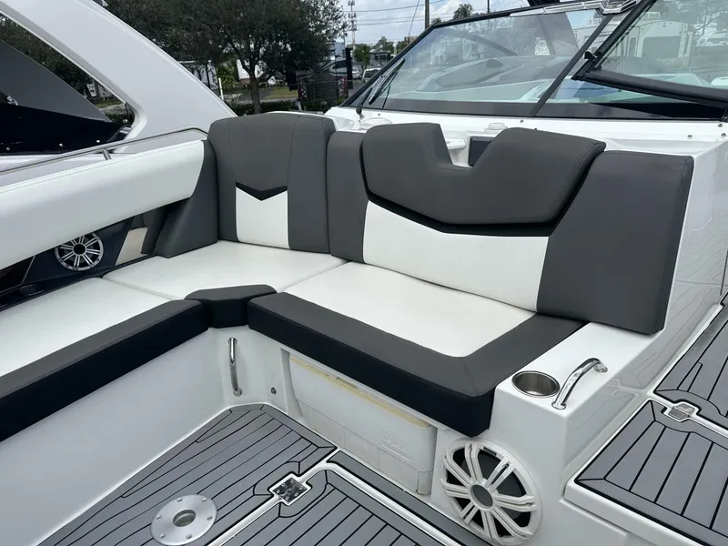 Slide: The Image of Cruisers 338 Outboard 2019 - 5944494