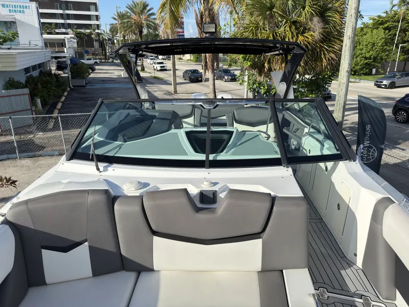 Slide: The Image of Cruisers 338 Outboard 2019 - 7308611