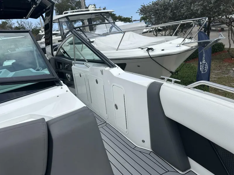Slide: The Image of Cruisers 338 Outboard 2019 - 5944496