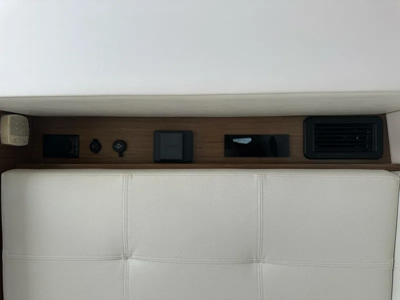 Slide: The Image of Cruisers 338 Outboard 2019 - 5944504