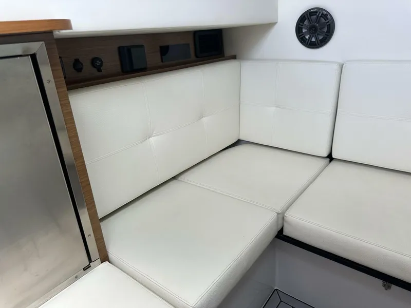 Slide: The Image of Cruisers 338 Outboard 2019 - 5944506