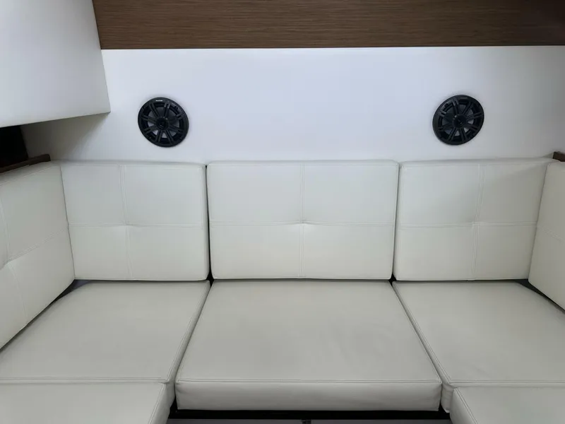 Slide: The Image of Cruisers 338 Outboard 2019 - 5944507