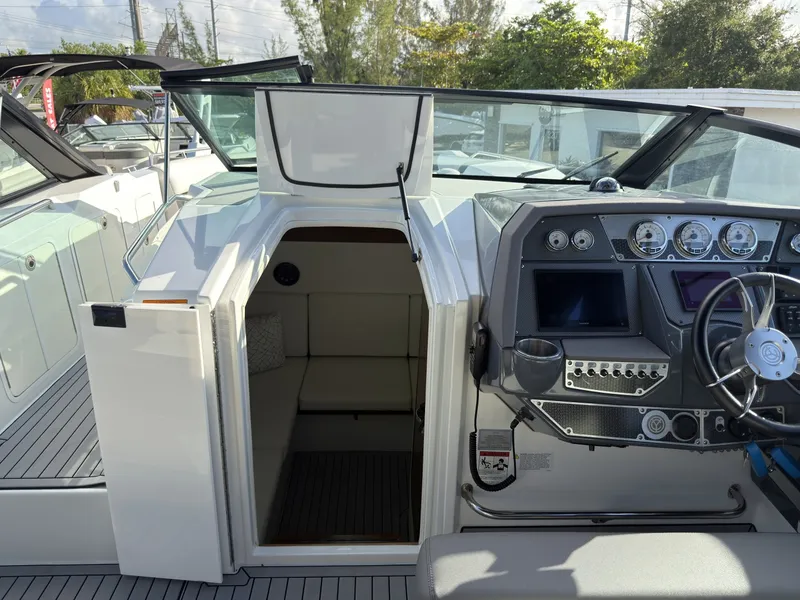 Slide: The Image of Cruisers 338 Outboard 2019 - 7308587