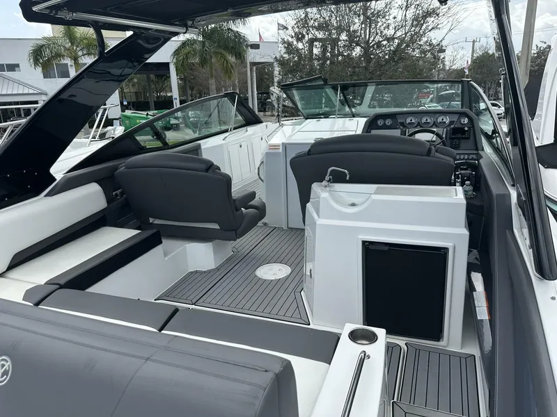 Slide: The Image of Cruisers 338 Outboard 2019 - 5944487