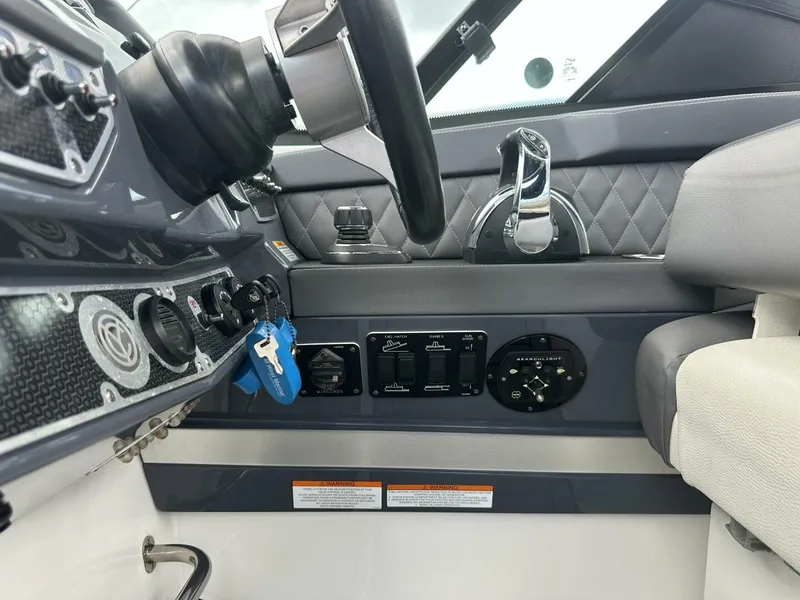 Slide: The Image of Cruisers 338 Outboard 2019 - 5944525