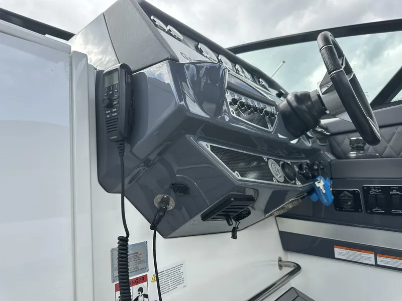 Slide: The Image of Cruisers 338 Outboard 2019 - 5944528