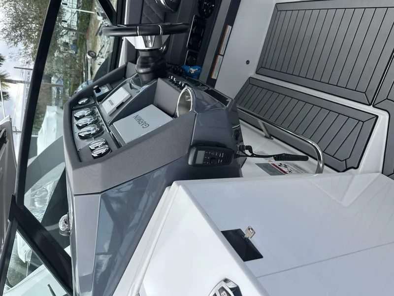 Slide: The Image of Cruisers 338 Outboard 2019 - 5944529