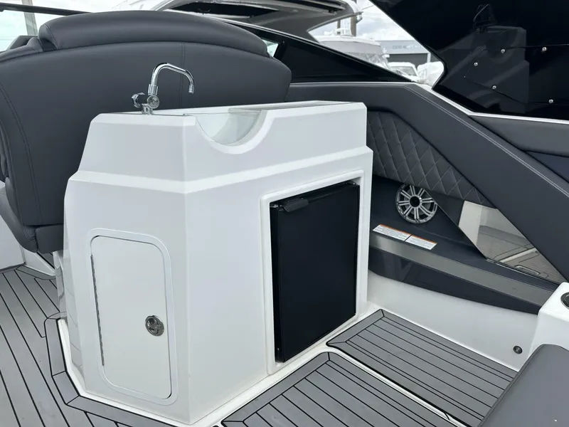 Slide: The Image of Cruisers 338 Outboard 2019 - 5944531