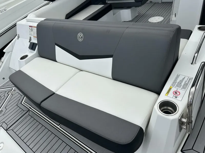 Slide: The Image of Cruisers 338 Outboard 2019 - 5944532