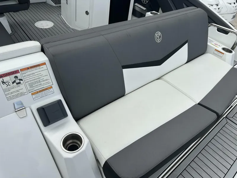 Slide: The Image of Cruisers 338 Outboard 2019 - 5944533