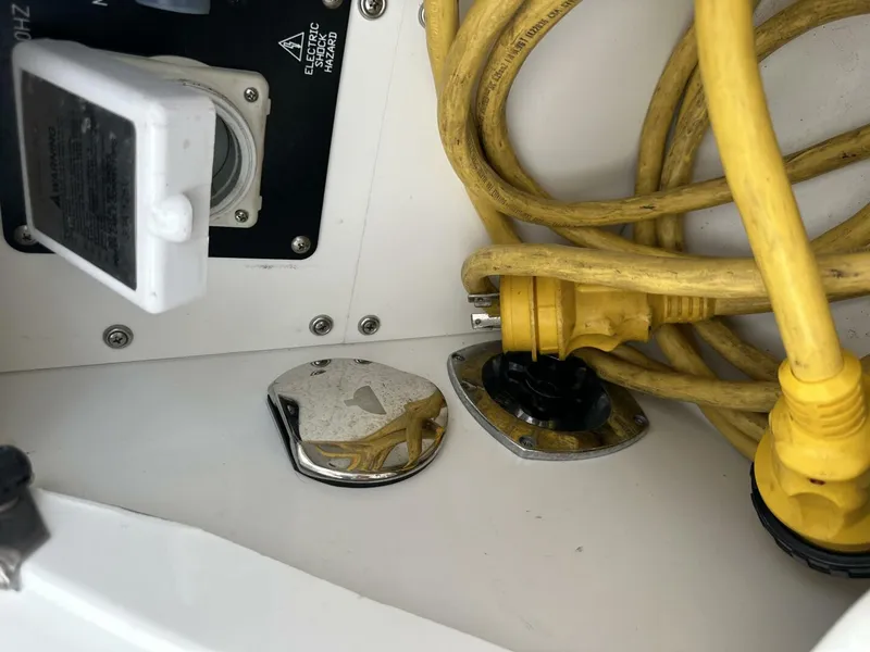 Slide: The Image of Cruisers 338 Outboard 2019 - 5944537