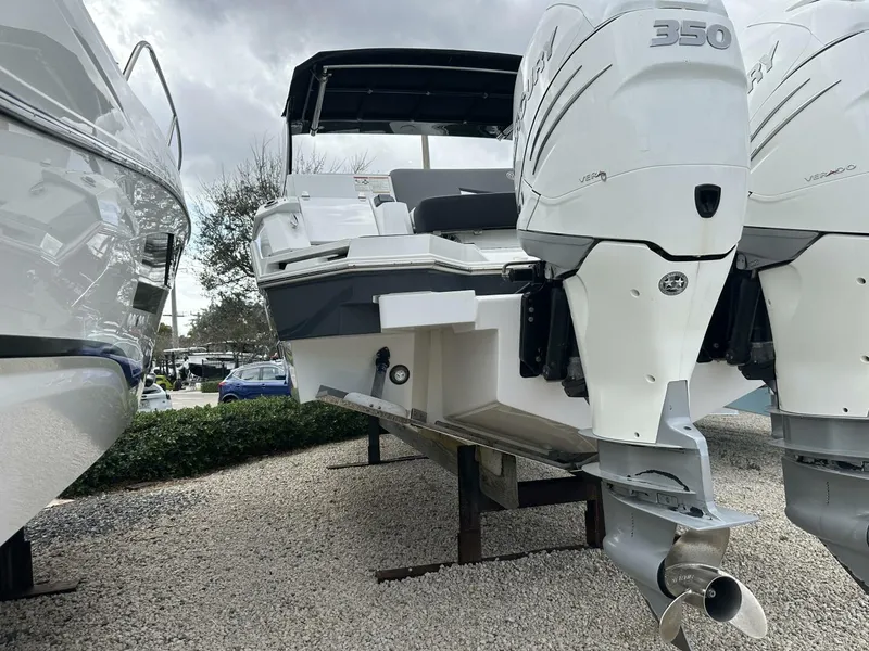 Slide: The Image of Cruisers 338 Outboard 2019 - 5944540