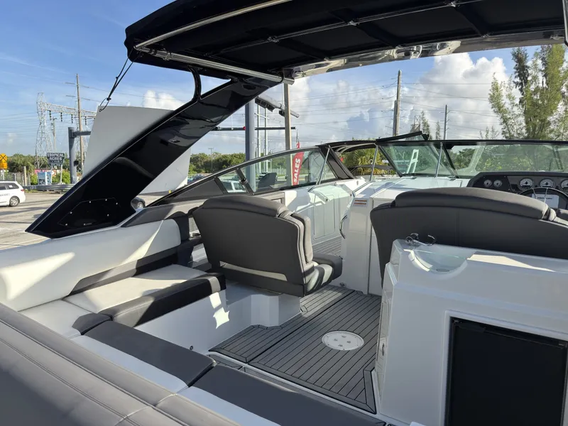 Slide: The Image of Cruisers 338 Outboard 2019 - 7308581