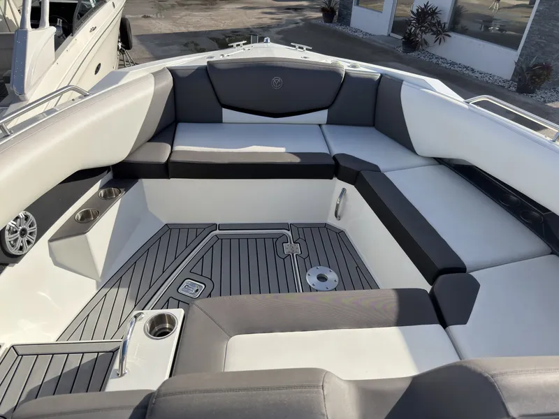 Slide: The Image of Cruisers 338 Outboard 2019 - 7308598