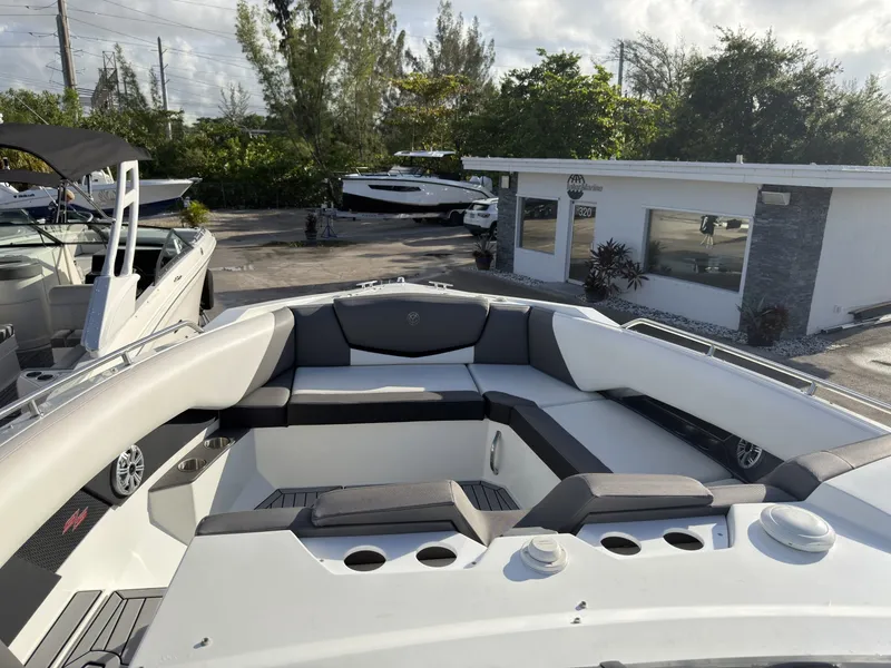 Slide: The Image of Cruisers 338 Outboard 2019 - 7308595