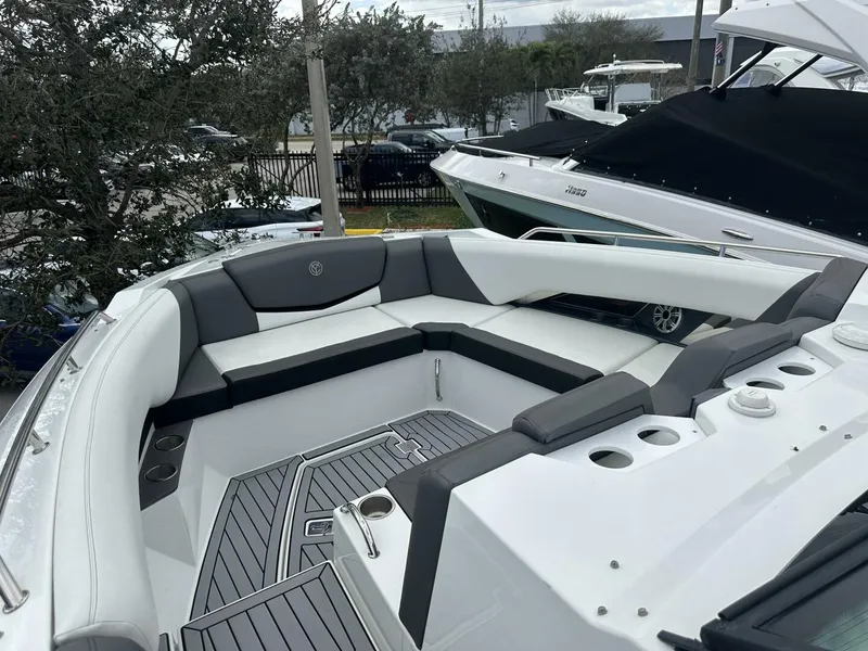 Slide: The Image of Cruisers 338 Outboard 2019 - 5944490