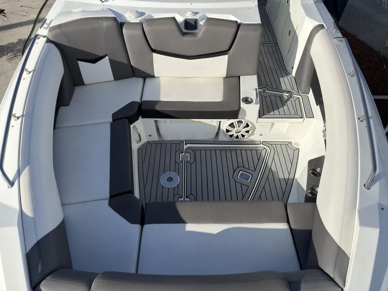 Slide: The Image of Cruisers 338 Outboard 2019 - 7308604