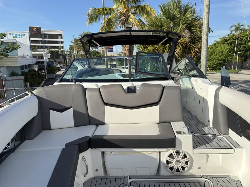 Slide: The Image of Cruisers 338 Outboard 2019 - 7308610