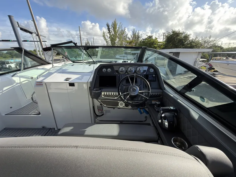 Slide: The Image of Cruisers 338 Outboard 2019 - 7308585