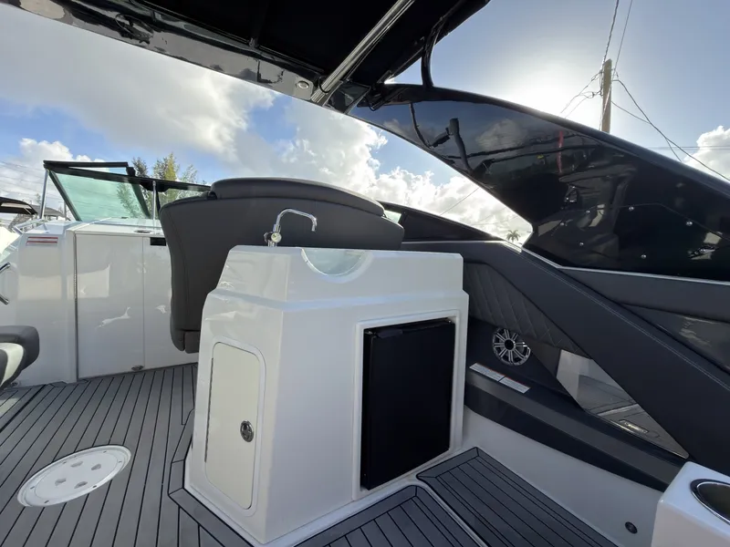 Slide: The Image of Cruisers 338 Outboard 2019 - 7308583