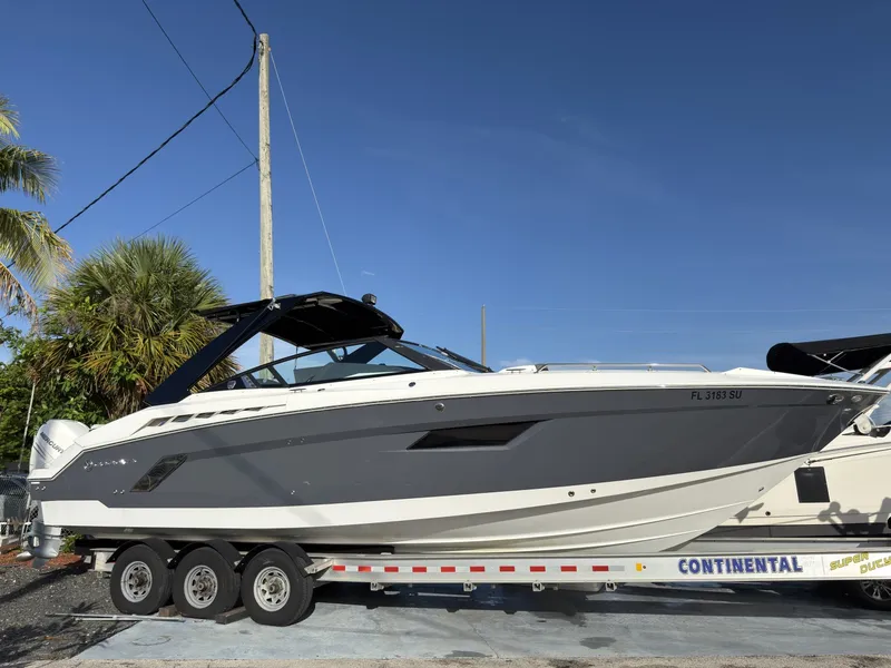 The Image of Cruisers 338 Outboard 2019 - 7308578
